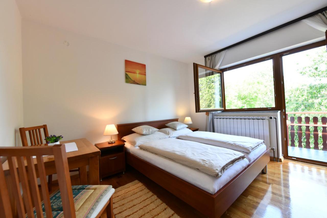 Apartment And Rooms Ivancica Селиште-Дрежничко Экстерьер фото