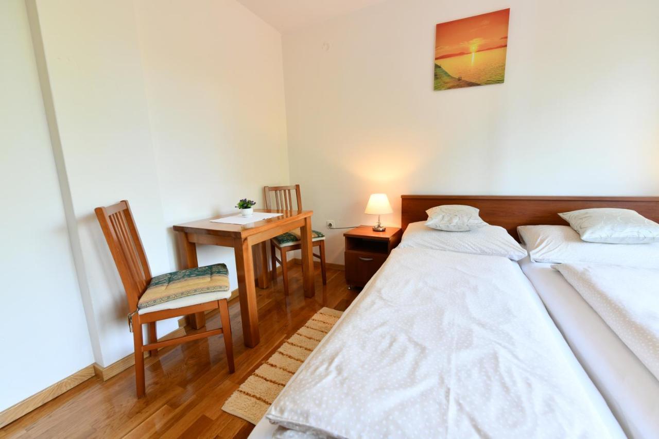 Apartment And Rooms Ivancica Селиште-Дрежничко Экстерьер фото